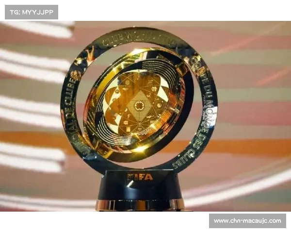 重庆解放碑广场捧起2025世俱杯奖杯 金融新闻头条 重庆解放碑广场捧起2025世俱杯奖杯 金融新闻头条